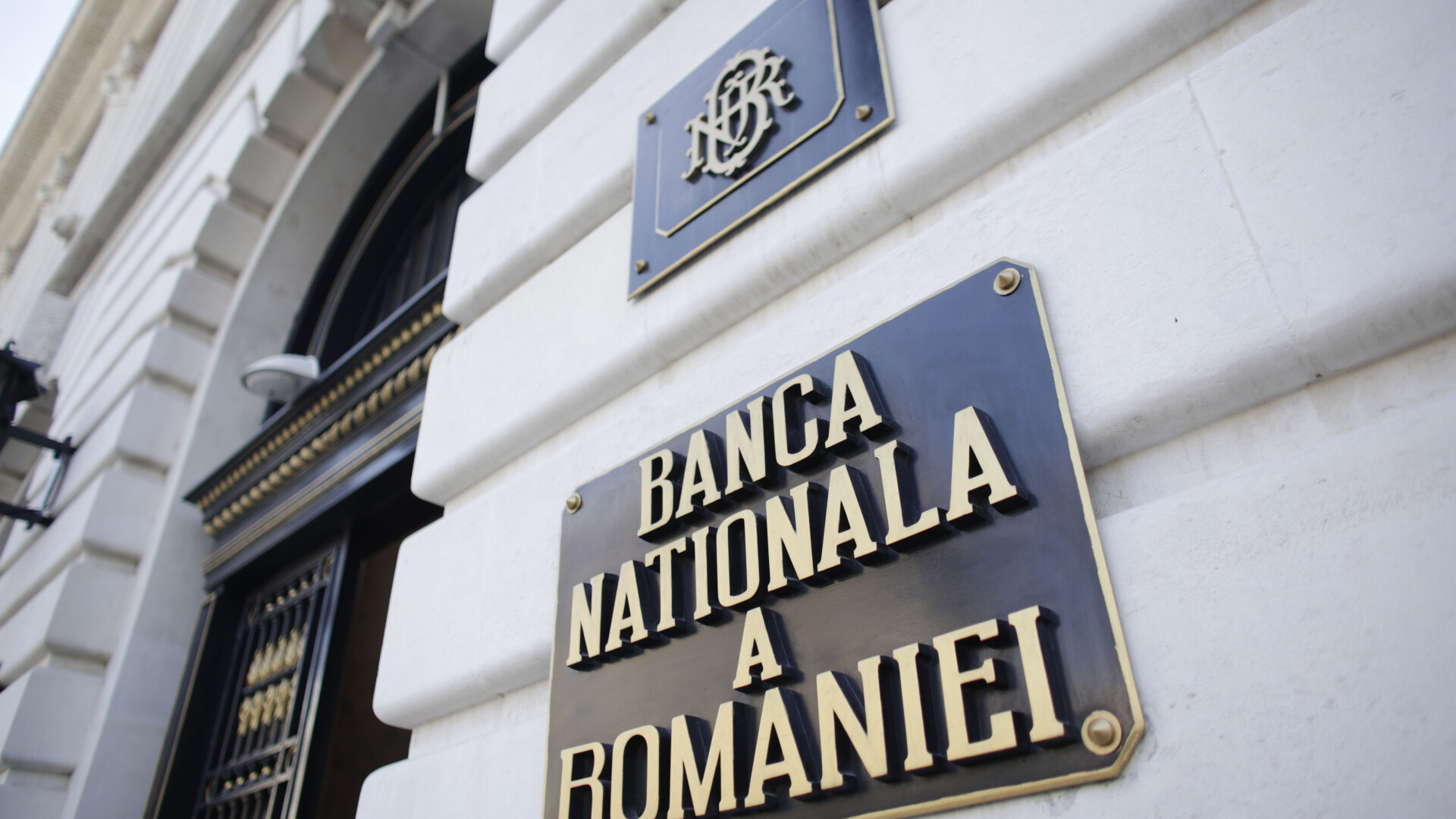 BNR trage un semnal de alarmă cu privire la stabilitatea financiară a României BNR trage un semnal de alarmă cu privire la stabilitatea financiară a României