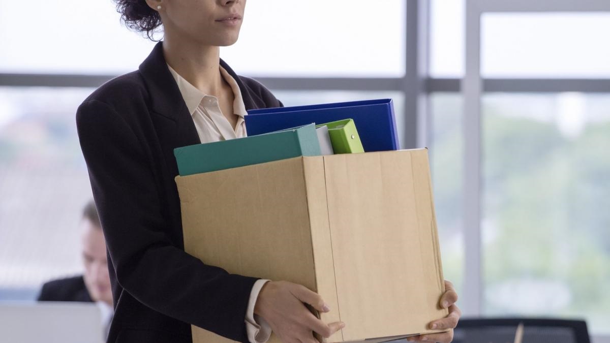 concediată O femeie a fost concediată, fiindcă venea prea devreme la lucru