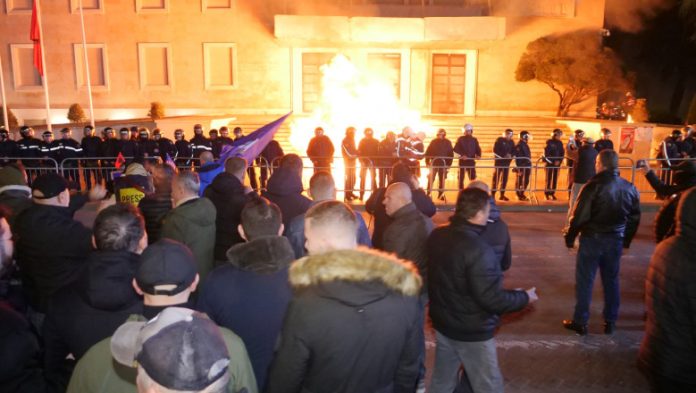 proteste la tirana Violențe în centrul Tiranei. Protestatarii cer demisia guvernului după inculparea vicepremierului Belinda Balluku