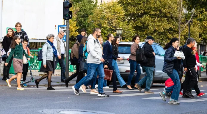 oameni pe stradă Un alt drept se diminuează, chiar în aceste zile. Indemnizația de hrană dispare din salariile a zeci de mii de bugetari. Efectele legilor date sub guvernarea Bolojan se văd unul câte unul. Care sunt reacțiile?
