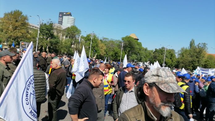 Protest de amploare în Piața Victoriei. Mii de sindicaliști au ieșit în stradă împotriva măsurilor luate de Guvern
