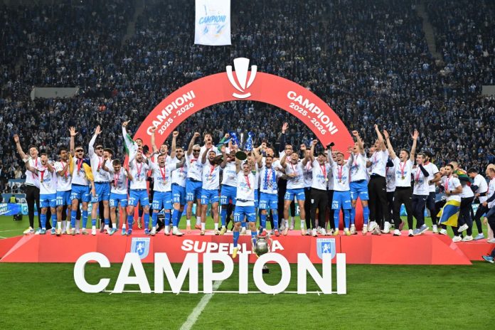 Universitatea Craiova campioana României Universitatea Craiova este campioana României, la fotbal, după 35 de ani