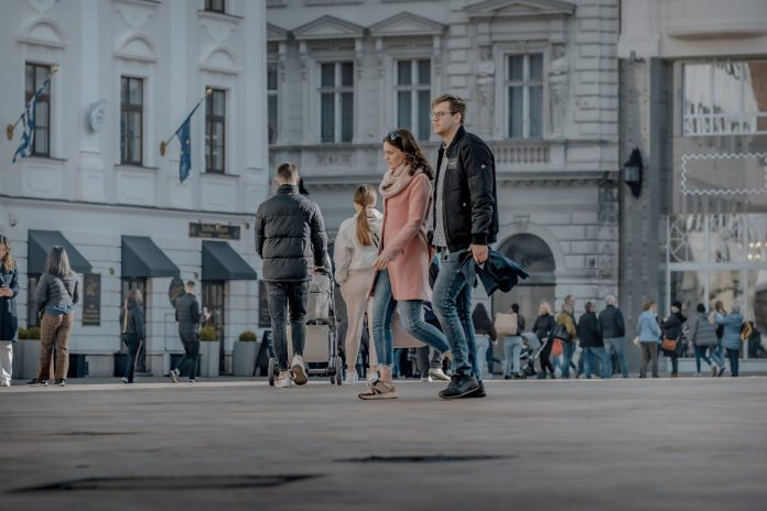 oameni pe stradă România, printre cele mai afectate țări din UE de riscul de sărăcie