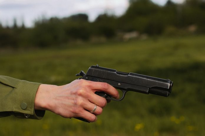 Cine are dreptul să dețină o armă în România?