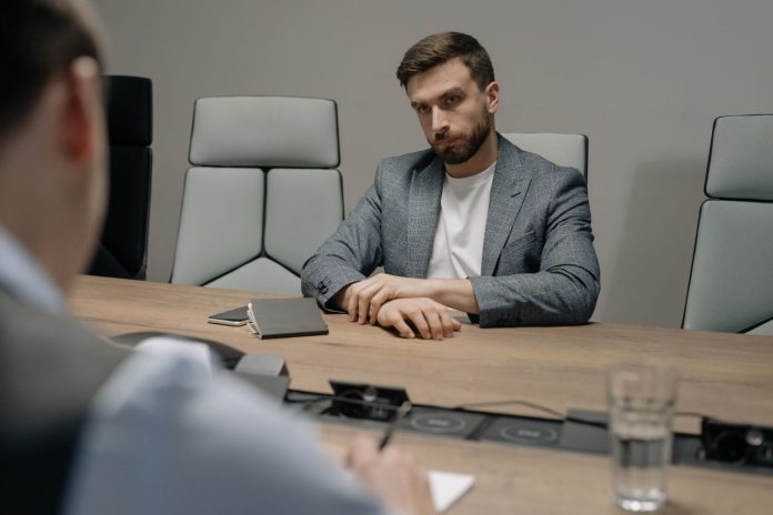 Cum poate afla un angajator dacă un candidat a fost concediat disciplinar