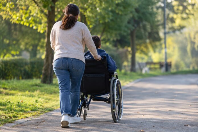 copil cu dizabilități Părinții copiilor cu dizabilități pot lucra mai multe zile de acasă. Câte zile de telemuncă pot cere lunar